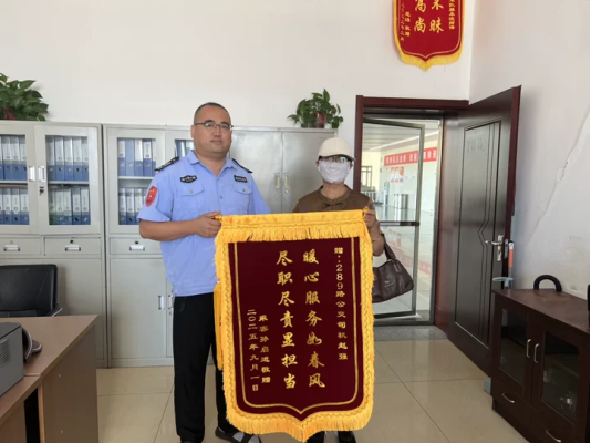 股票配资导航网 公交司机争分夺秒救助晕倒老人，暖心举动获锦旗感谢