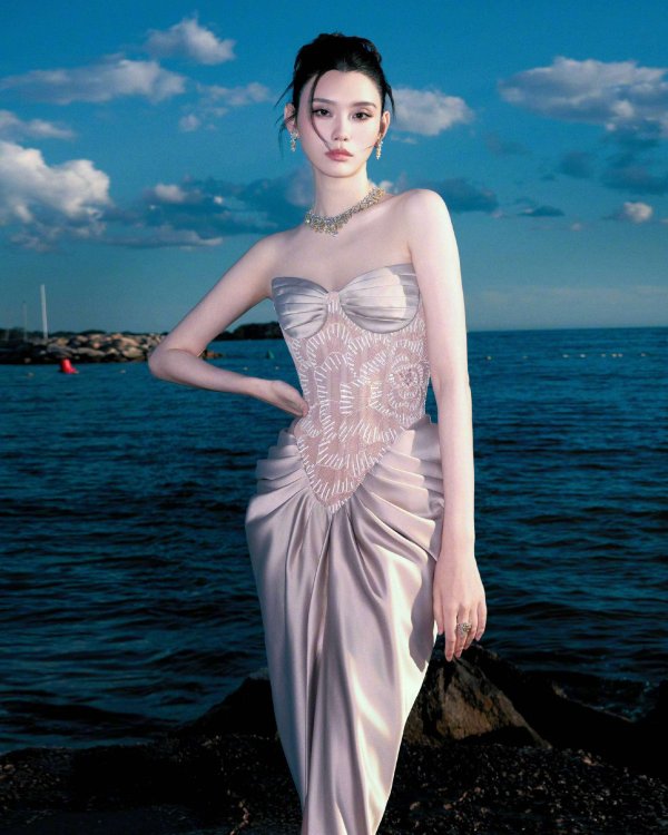 股票配资指南官方 奚梦瑶离婚后商演报价60万！豪门阔太变独立女性，活成大女主太解气