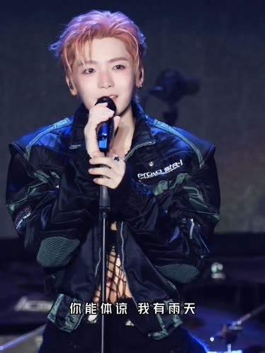配资网站首页 配资 侯明昊演唱会清唱《雨天》，台下万人合唱太震撼！双向奔赴画面太感人