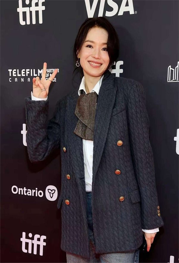 配资之家门户网站 气场太强！舒淇阔腿裤造型尽显从容优雅，松弛感穿搭美得高级又自在
